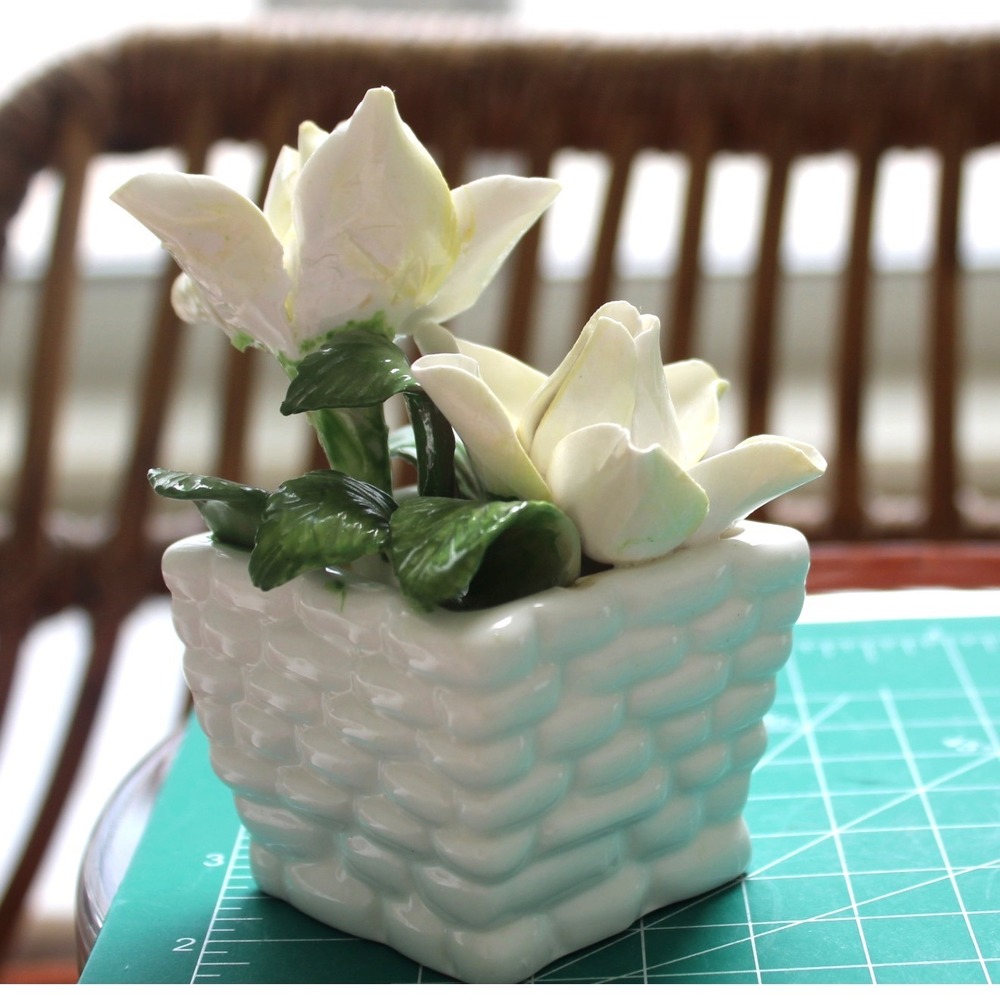 Radnor Bone China Figurine White Flowers‎ Green Leaves Basket Staffordshire - Picture 7 of 14